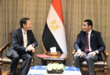 وزير الشباب والرياضة يستقبل السفير الإسباني بمصر