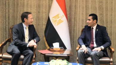 وزير الشباب والرياضة يستقبل السفير الإسباني بمصر