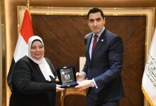 وزير الشباب والرياضة يُكرم المدير التنفيذي لمركز شباب عين الصيرة