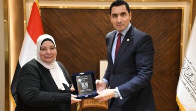 وزير الشباب والرياضة يُكرم المدير التنفيذي لمركز شباب عين الصيرة