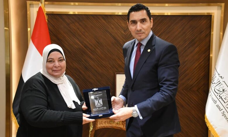 وزير الشباب والرياضة يُكرم المدير التنفيذي لمركز شباب عين الصيرة