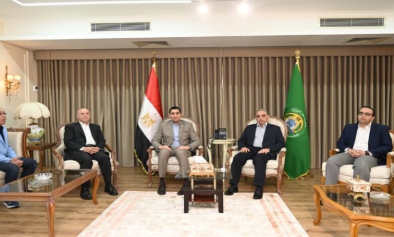 في مستهل جولته بالإسماعيلية.. وزير الشباب والرياضة يلتقي المحافظ