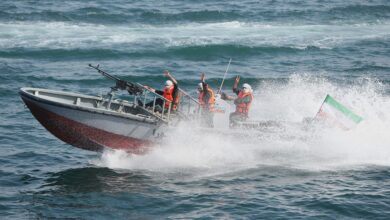 تصعيد إيراني: تحذيرات باستهداف السفن وتهديد مباشر للبحرية الأمريكية
