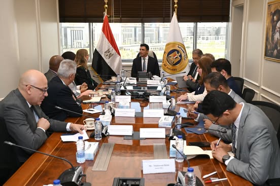 وزير الصناعة يبحث مع فولكس فاجن خطط التوسع في تصنيع السيارات بمصر