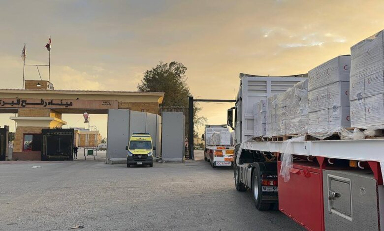 إسرائيل تواصل إغلاق معبر رفح أمام العالقين والجرحى ومساعدات محدودة تدخل غزة