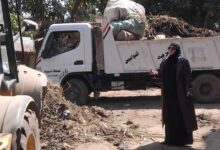 استمرار أعمال رفع مخلفات تطهير الترع بالبداري لتحسين البيئة