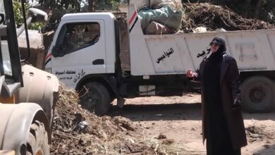 استمرار أعمال رفع مخلفات تطهير الترع بالبداري لتحسين البيئة