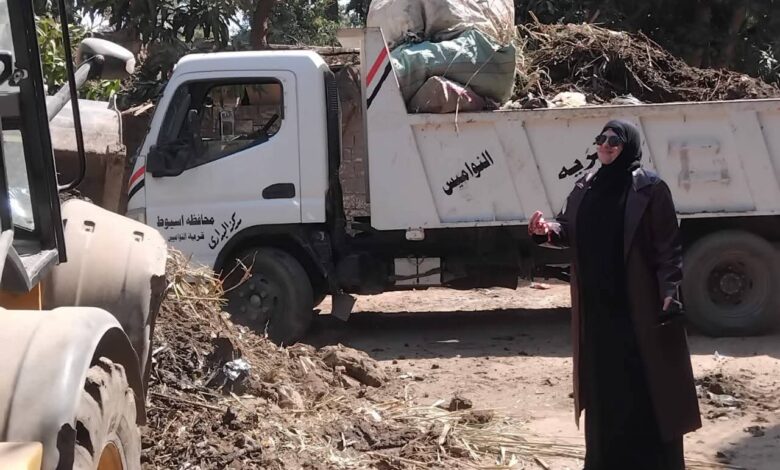 استمرار أعمال رفع مخلفات تطهير الترع بالبداري لتحسين البيئة