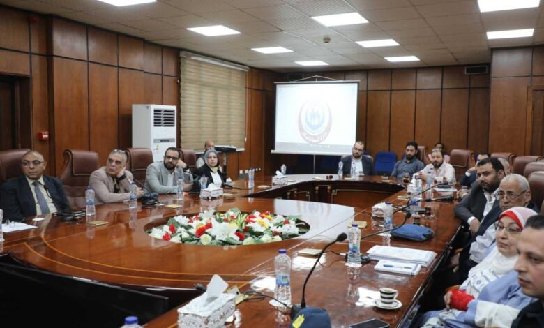 محافظ المنيا يبحث فرص الاستثمار الصحي