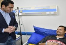 وزير الشباب والرياضة يزور احد عاملي النظافة بنادي النادي