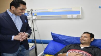 وزير الشباب والرياضة يزور احد عاملي النظافة بنادي النادي