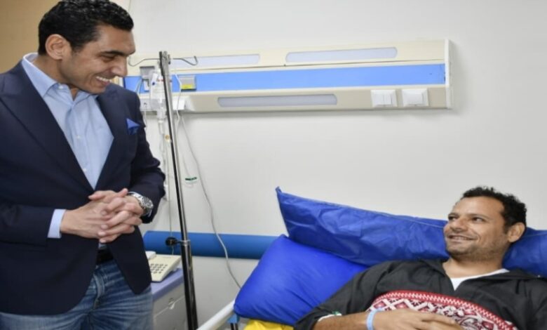 وزير الشباب والرياضة يزور احد عاملي النظافة بنادي النادي