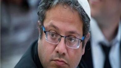 بن غفير يقتحم باحات المسجد الأقصى ويرفع علم الاحتلال