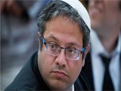 بن غفير يقتحم باحات المسجد الأقصى ويرفع علم الاحتلال