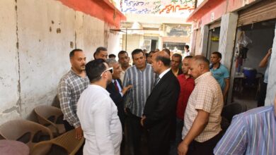 محافظ أسيوط يتفقد سوق الباعة الجائلين بمنفلوط
