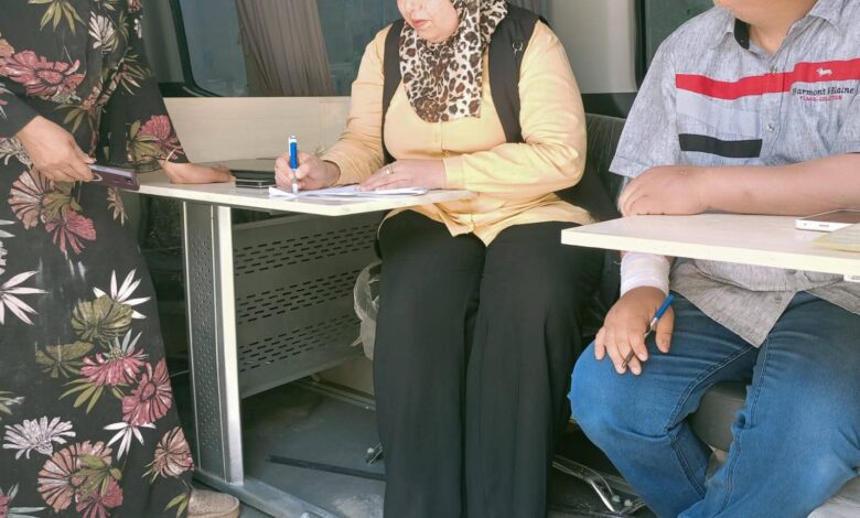 استمرار الدفع بسيارة المركز التكنولوجي المتنقل لتسهيل تراخيص المحال بالوادي الجديد