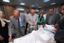 محافظ أسيوط يشارك المرضى فرحة عيد الأضحى داخل مستشفى الإصابات الجامعي