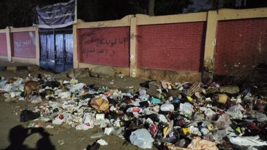 استياء أهالى أم المصريين بسبب تراكم القمامة أمام مدرسة شجرة الدر