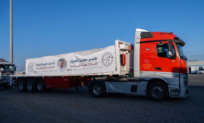 «جسر حميد الجوي» يواصل دعم غزة.. الإمارات تدفع بـ15 شاحنة مساعدات تحمل 195 طناً من الإمدادات الغذائية