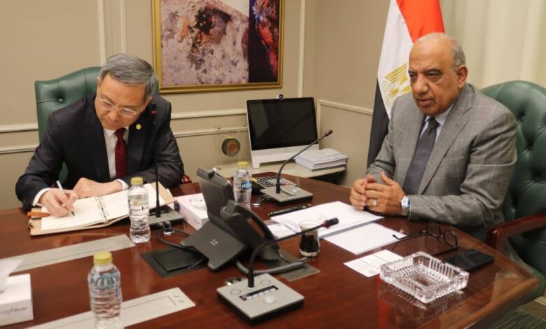 مصر تستعين بالخبرة الصينية لتطوير الشبكة الكهربائية ودعم خطة الوصول إلى 45% طاقة متجددة بحلول 2028