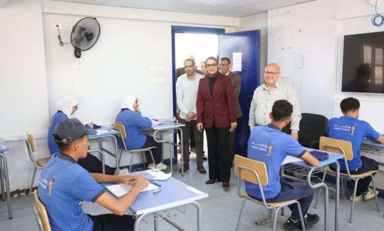محافظ الوادي الجديد تتابع امتحانات الدبلومات الفنية في 14 لجنة