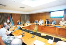 محافظ أسيوط يتابع مؤشرات السكان بحضور نائب وزير الصحة