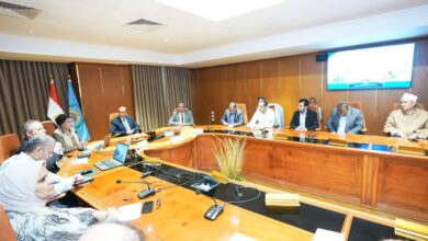 محافظ أسيوط يتابع مؤشرات السكان بحضور نائب وزير الصحة