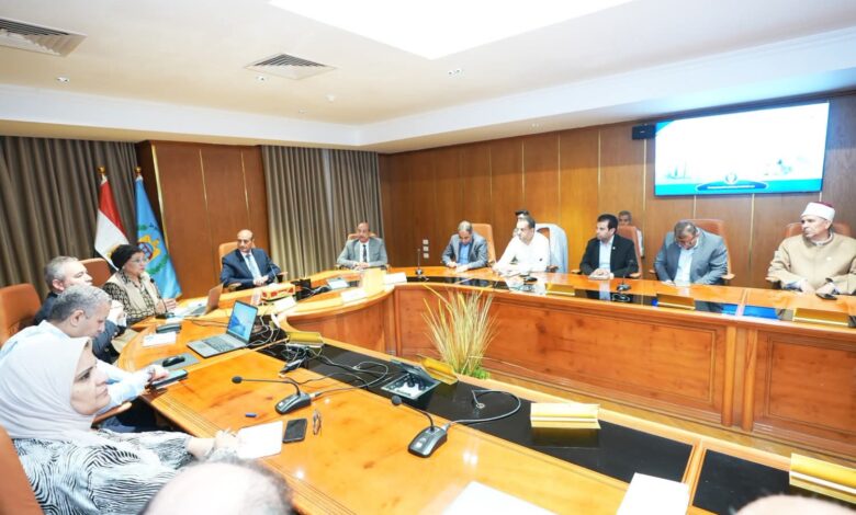 محافظ أسيوط يتابع مؤشرات السكان بحضور نائب وزير الصحة