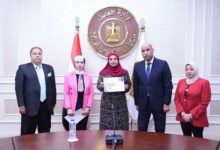 وزير العمل يدعم السيدات المعيلات بالمنوفية وأسيوط بمعدات عمل حر