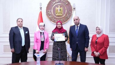 وزير العمل يدعم السيدات المعيلات بالمنوفية وأسيوط بمعدات عمل حر
