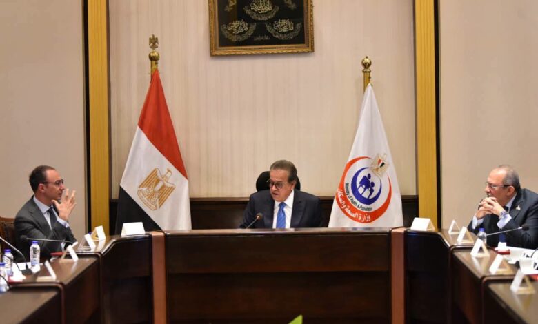 وزير الصحة يبحث الضوابط الجديدة لتجديد ترخيص ممارسة الطب