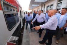 لضمان راحة الركاب.. وزير النقل يتفقد حركة القطارات والأتوبيسات بمحافظة مطروح