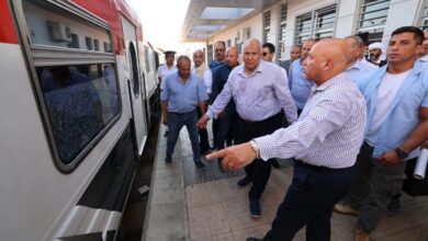 لضمان راحة الركاب.. وزير النقل يتفقد حركة القطارات والأتوبيسات بمحافظة مطروح