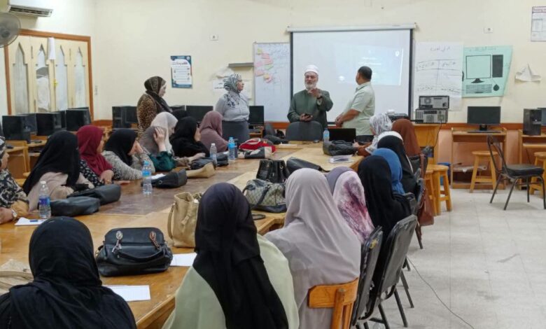 رئيس منطقة سوهاج الأزهرية يتفقد تدريب معلمات رياض الأطفال على توظيف الذكاء الاصطناعي