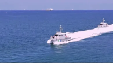 رويترز: إيران تُنسق مع الحوثيين لاحتمال إغلاق باب المندب
