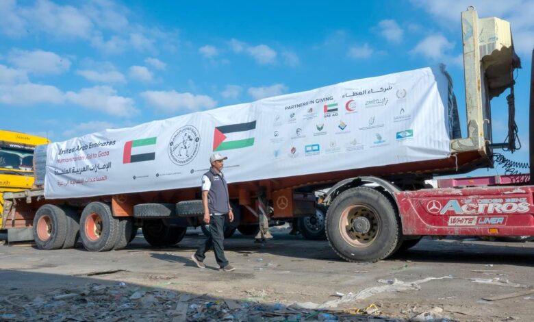 62 شاحنة إماراتية تحمل 980 طنًا من المساعدات تدخل غزة ضمن عملية «الفارس الشهم 3»