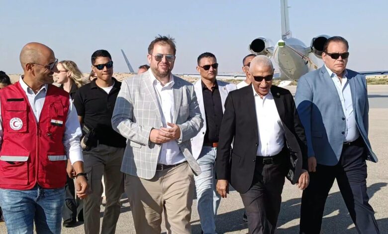 محافظ شمال سيناء يستقبل ستيفن دوتي والوفد البريطاني في مطار العريش الدولي