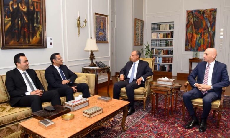 وزير الخارجية يُشيد بالدور الوطني للصحافة خلال استقباله نقيب الصحفيين