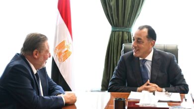 رئيس الوزراء يتابع الملفات الاقتصادية مع محافظ البنك المركزي