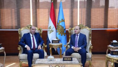 اجتماع بين وزير العمل ومحافظ الغربية لتعزيز الاستثمار وتوفير فرص العمل
