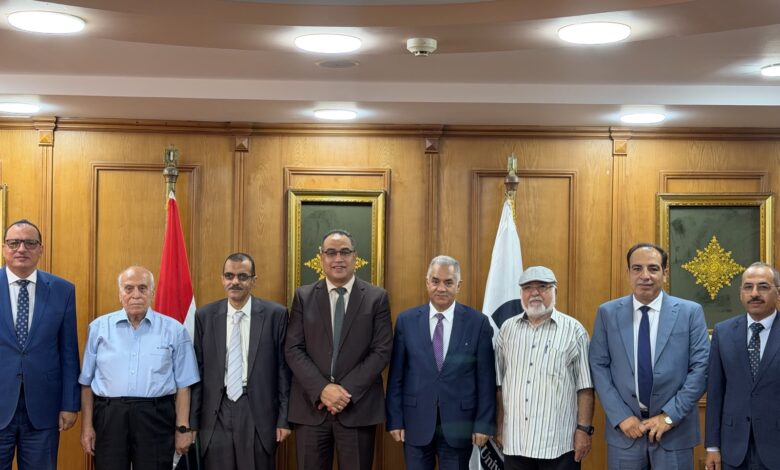 رئيس جامعة العريش يرأس لجنة اختيار عميد كلية الآداب ويجري مقابلات المرشحين